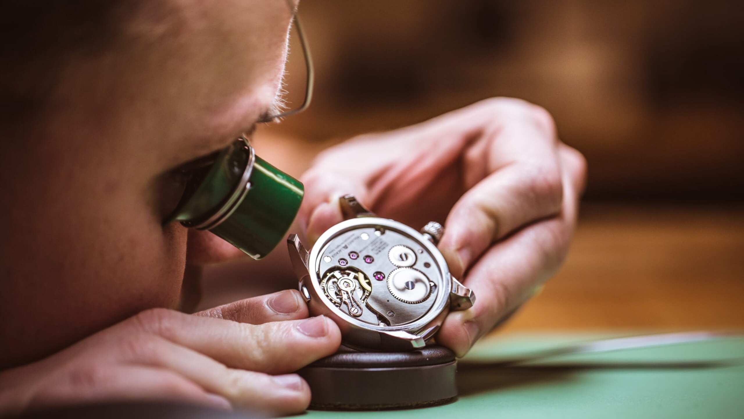 Maître horloger à l'œuvre — Clinique des Montres